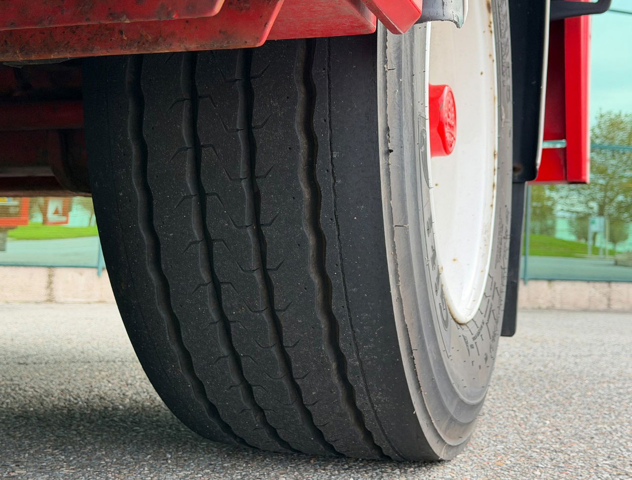 Prikolica sa zatvorenim sandukom Heiwo Chassis + Isolated BOX 770x250x270 Inside Tail Lift Super Condition: slika Prikolica sa zatvorenim sandukom Heiwo Chassis + Isolated BOX 770x250x270 Inside Tail Lift Super Condition