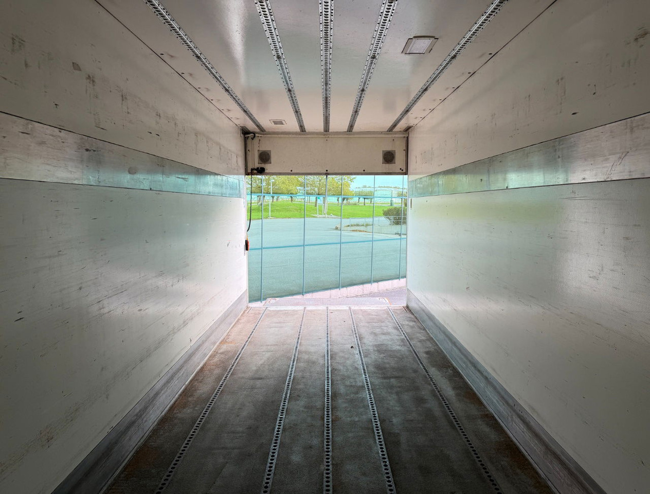 Prikolica sa zatvorenim sandukom Heiwo Chassis + Isolated BOX 770x250x270 Inside Tail Lift Super Condition: slika Prikolica sa zatvorenim sandukom Heiwo Chassis + Isolated BOX 770x250x270 Inside Tail Lift Super Condition