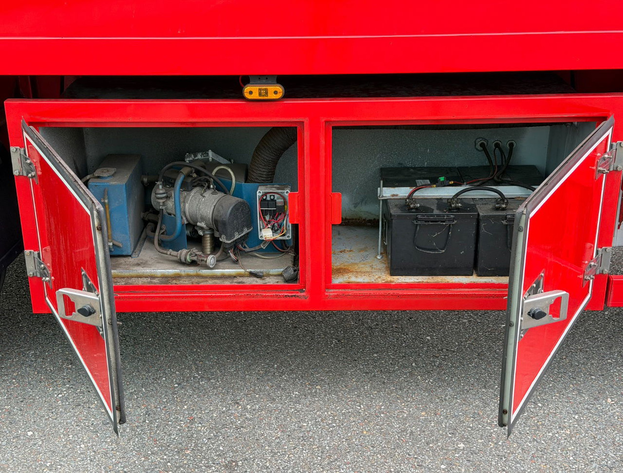 Prikolica sa zatvorenim sandukom Heiwo Chassis + Isolated BOX 770x250x270 Inside Tail Lift Super Condition: slika Prikolica sa zatvorenim sandukom Heiwo Chassis + Isolated BOX 770x250x270 Inside Tail Lift Super Condition