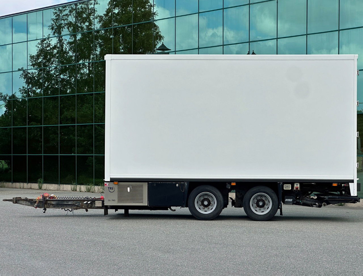 KMA 2 Axle Kees Mulder Isolated BOX Tail Lift Side Door Drum Brakes - Prikolica hladnjača: slika KMA 2 Axle Kees Mulder Isolated BOX Tail Lift Side Door Drum Brakes - Prikolica hladnjača KMA 2 Axle Kees Mulder Isolated BOX Tail Lift Side Door Drum Brakes - Prikolica hladnjača: slika KMA 2 Axle Kees Mulder Isolated BOX Tail Lift Side Door Drum Brakes - Prikolica hladnjača