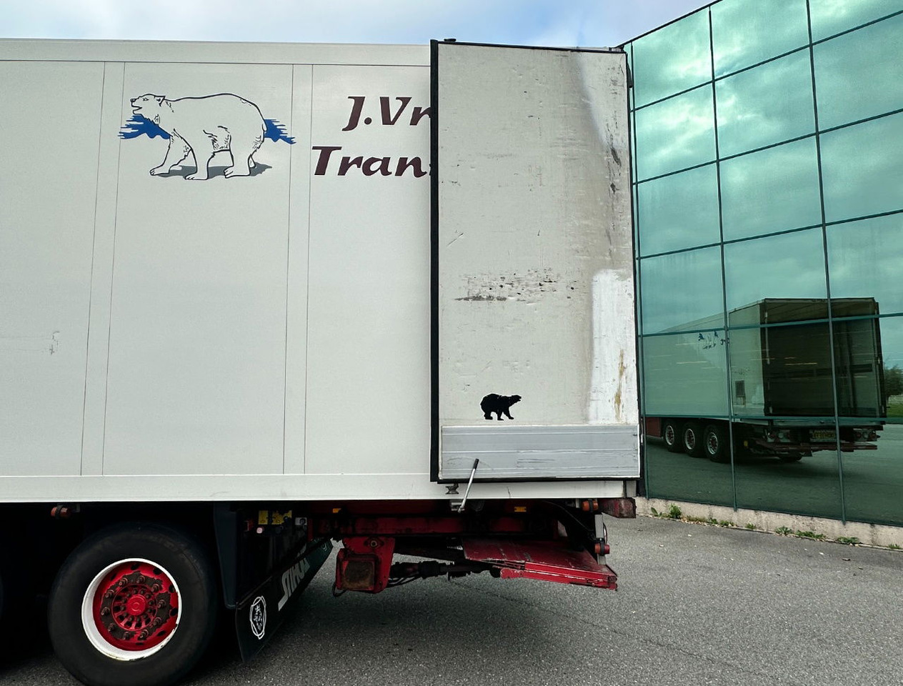 Poluprikolica hladnjača Schmitz Cargobull SKO 24 Carrier Maxima 1300 Flower Wide 2X Lift Axle: slika Poluprikolica hladnjača Schmitz Cargobull SKO 24 Carrier Maxima 1300 Flower Wide 2X Lift Axle