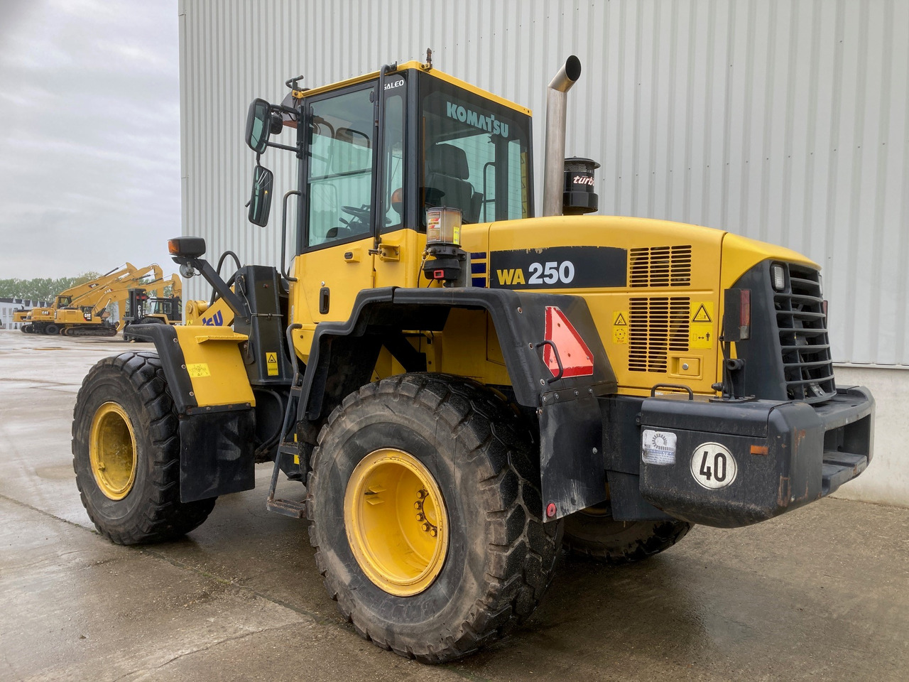 KOMATSU WA250 - Utovarivač na kotačima: slika KOMATSU WA250 - Utovarivač na kotačima KOMATSU WA250 - Utovarivač na kotačima: slika KOMATSU WA250 - Utovarivač na kotačima