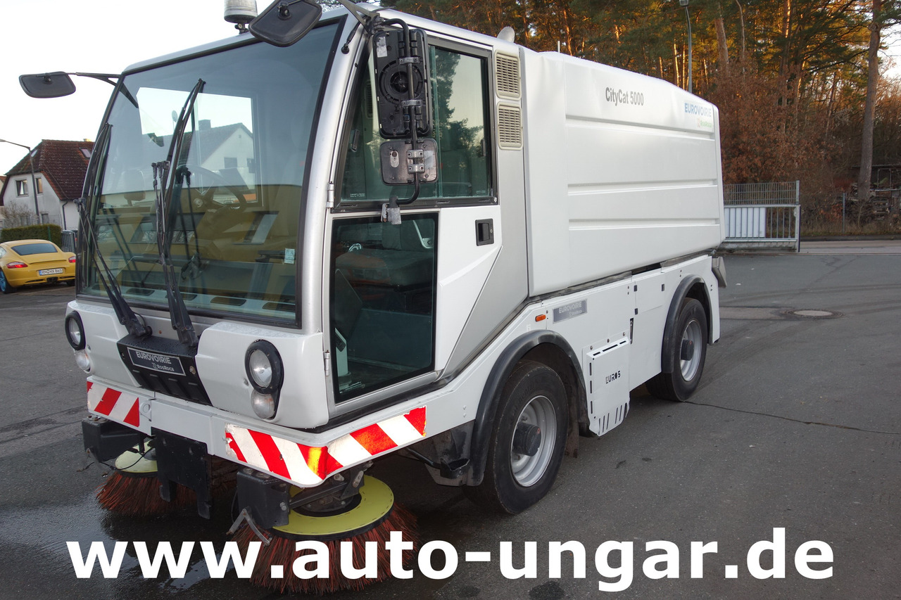Bucher CityCat CC5000 RosRoca Kehrmaschine 4-Rad Lenkung Euro 5 - Cestovna čistilica: slika Bucher CityCat CC5000 RosRoca Kehrmaschine 4-Rad Lenkung Euro 5 - Cestovna čistilica Bucher CityCat CC5000 RosRoca Kehrmaschine 4-Rad Lenkung Euro 5 - Cestovna čistilica: slika Bucher CityCat CC5000 RosRoca Kehrmaschine 4-Rad Lenkung Euro 5 - Cestovna čistilica