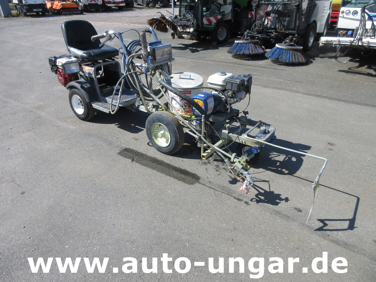 Graco LineLazer III 3900 Linedriver ride-on striper Roadmarking Straßenmarkierung - Stroj za asfaltiranje: slika Graco LineLazer III 3900 Linedriver ride-on striper Roadmarking Straßenmarkierung - Stroj za asfaltiranje Graco LineLazer III 3900 Linedriver ride-on striper Roadmarking Straßenmarkierung - Stroj za asfaltiranje: slika Graco LineLazer III 3900 Linedriver ride-on striper Roadmarking Straßenmarkierung - Stroj za asfaltiranje