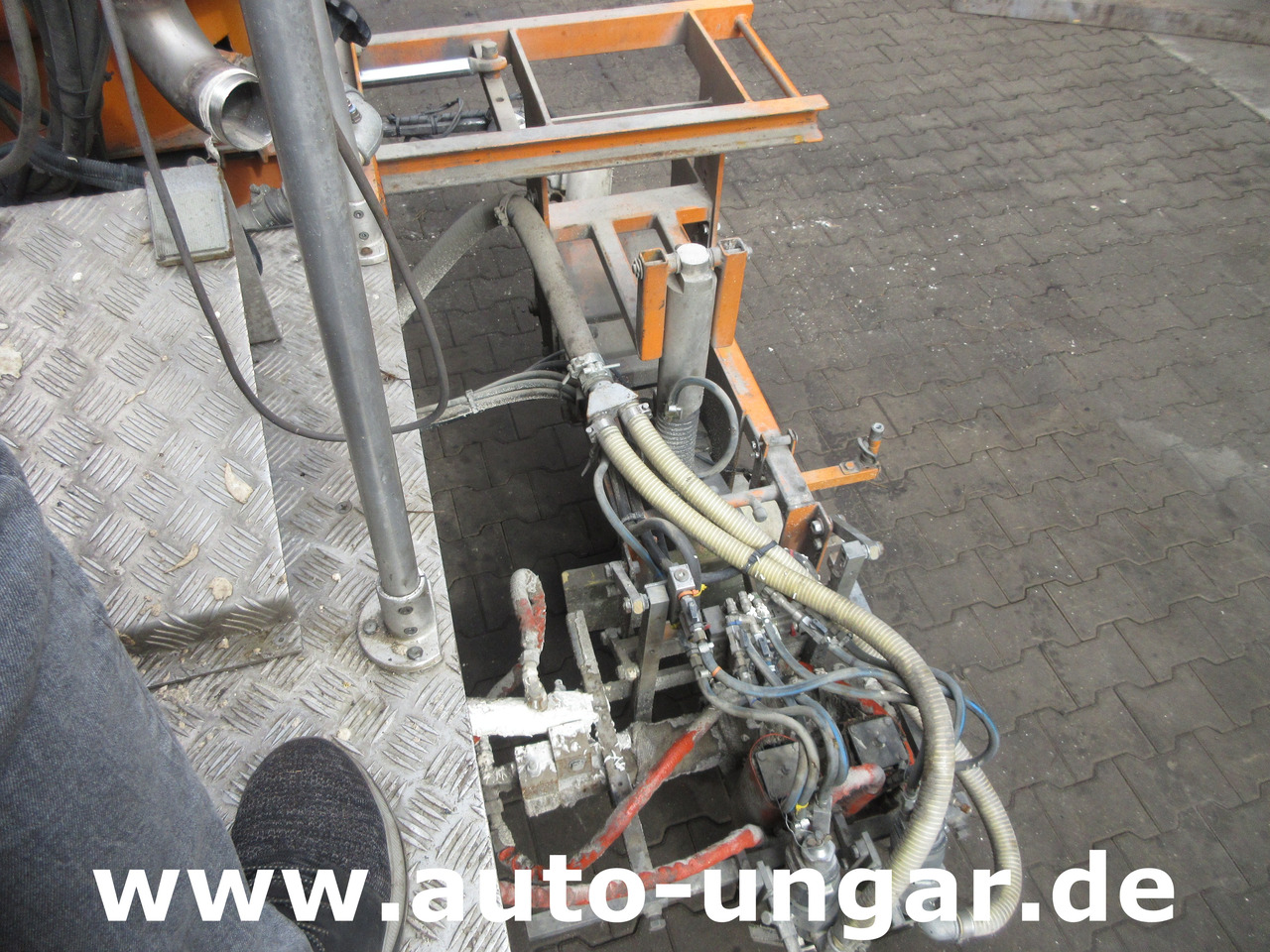 Stroj za asfaltiranje Hofmann H75 - 1000 Thermoplastic Roadmarking Machine Truck Mounted Hot Paint: slika Stroj za asfaltiranje Hofmann H75 - 1000 Thermoplastic Roadmarking Machine Truck Mounted Hot Paint Stroj za asfaltiranje Hofmann H75 - 1000 Thermoplastic Roadmarking Machine Truck Mounted Hot Paint: slika Stroj za asfaltiranje Hofmann H75 - 1000 Thermoplastic Roadmarking Machine Truck Mounted Hot Paint