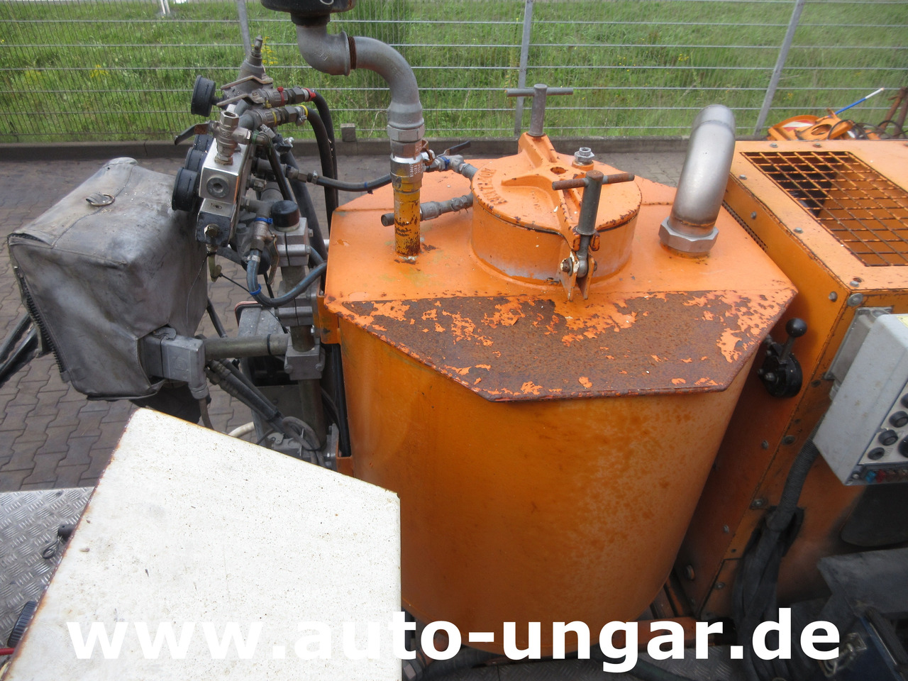 Stroj za asfaltiranje Hofmann H75 - 1000 Thermoplastic Roadmarking Machine Truck Mounted Hot Paint: slika Stroj za asfaltiranje Hofmann H75 - 1000 Thermoplastic Roadmarking Machine Truck Mounted Hot Paint Stroj za asfaltiranje Hofmann H75 - 1000 Thermoplastic Roadmarking Machine Truck Mounted Hot Paint: slika Stroj za asfaltiranje Hofmann H75 - 1000 Thermoplastic Roadmarking Machine Truck Mounted Hot Paint