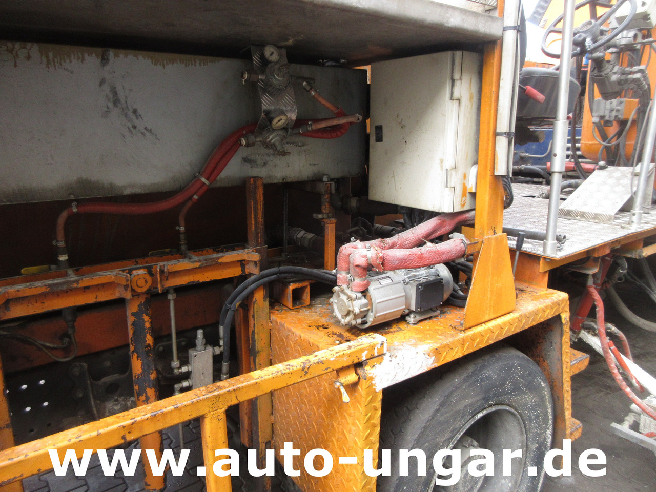 Stroj za asfaltiranje Hofmann H75 - 1000 Thermoplastic Roadmarking Machine Truck Mounted Hot Paint: slika Stroj za asfaltiranje Hofmann H75 - 1000 Thermoplastic Roadmarking Machine Truck Mounted Hot Paint Stroj za asfaltiranje Hofmann H75 - 1000 Thermoplastic Roadmarking Machine Truck Mounted Hot Paint: slika Stroj za asfaltiranje Hofmann H75 - 1000 Thermoplastic Roadmarking Machine Truck Mounted Hot Paint