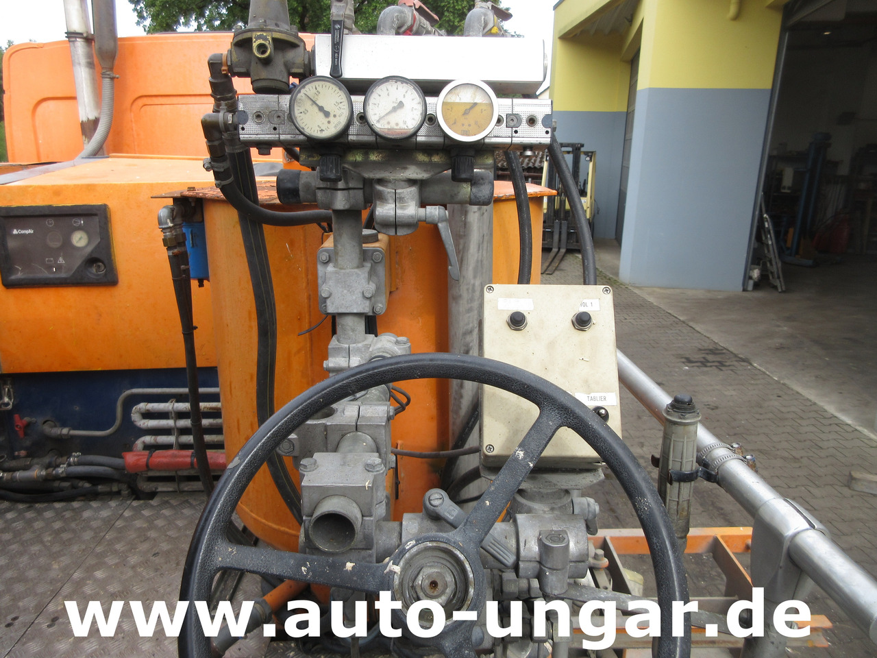 Stroj za asfaltiranje Hofmann H75 - 1000 Thermoplastic Roadmarking Machine Truck Mounted Hot Paint: slika Stroj za asfaltiranje Hofmann H75 - 1000 Thermoplastic Roadmarking Machine Truck Mounted Hot Paint Stroj za asfaltiranje Hofmann H75 - 1000 Thermoplastic Roadmarking Machine Truck Mounted Hot Paint: slika Stroj za asfaltiranje Hofmann H75 - 1000 Thermoplastic Roadmarking Machine Truck Mounted Hot Paint