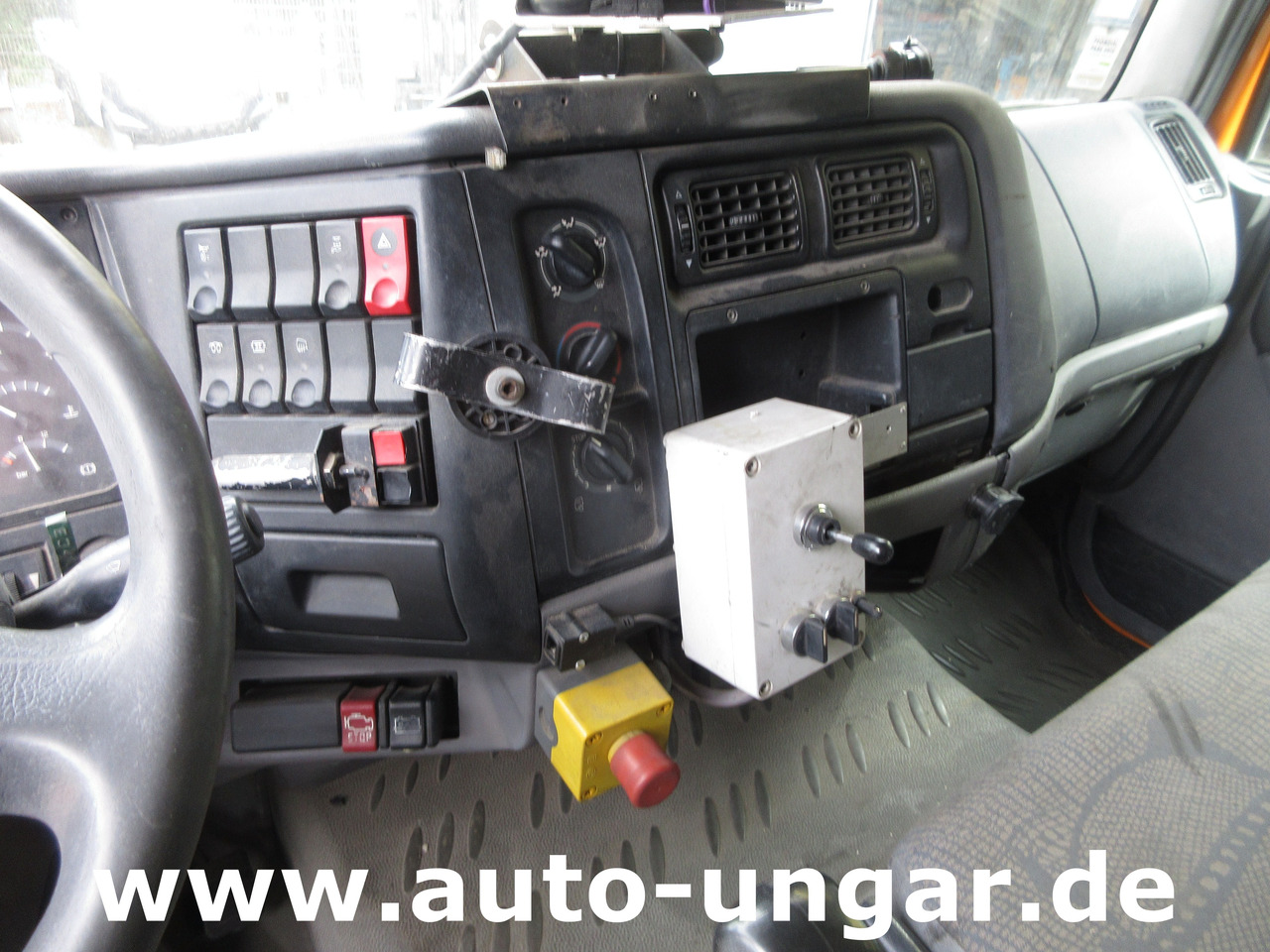 Stroj za asfaltiranje Hofmann H75 - 1000 Thermoplastic Roadmarking Machine Truck Mounted Hot Paint: slika Stroj za asfaltiranje Hofmann H75 - 1000 Thermoplastic Roadmarking Machine Truck Mounted Hot Paint Stroj za asfaltiranje Hofmann H75 - 1000 Thermoplastic Roadmarking Machine Truck Mounted Hot Paint: slika Stroj za asfaltiranje Hofmann H75 - 1000 Thermoplastic Roadmarking Machine Truck Mounted Hot Paint