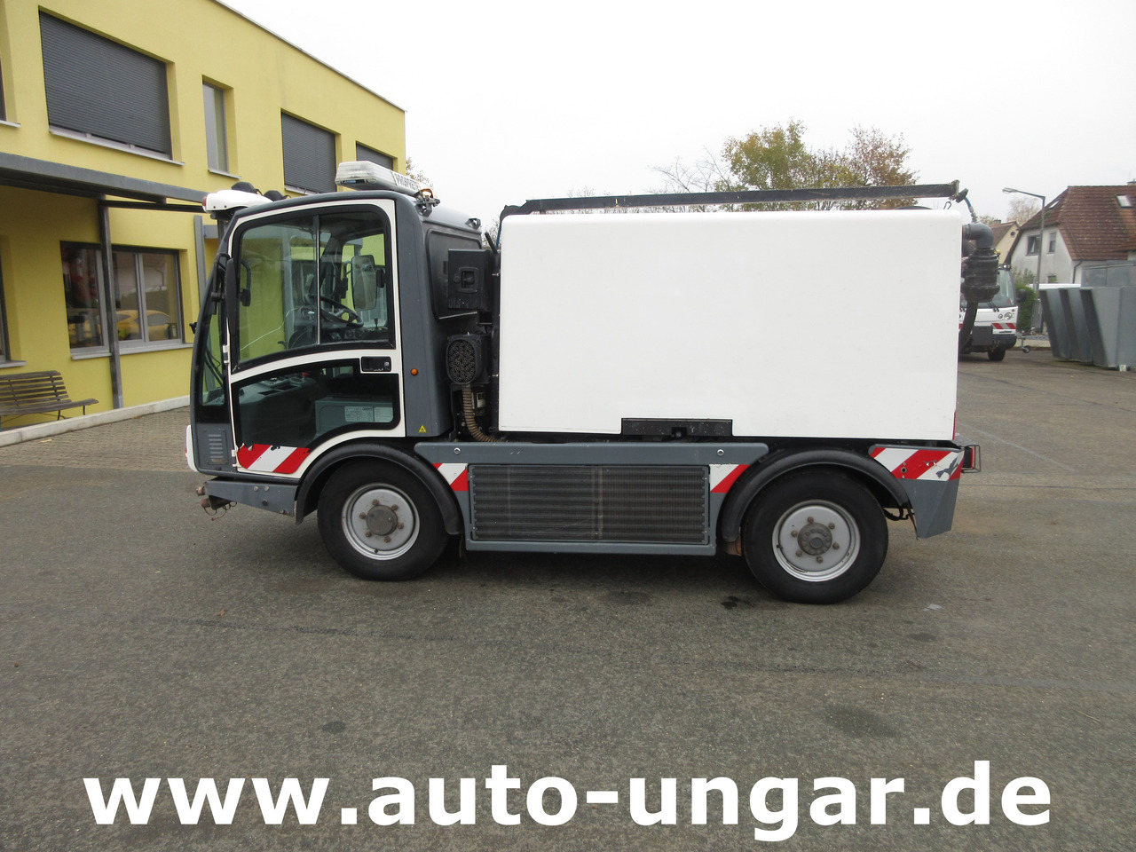 Namjenska/ Posebna vozila BOSCHUNG L3 Laveuse Kärcher Baujahr 2015 mit Hochdruckreiniger am Heck: slika Namjenska/ Posebna vozila BOSCHUNG L3 Laveuse Kärcher Baujahr 2015 mit Hochdruckreiniger am Heck