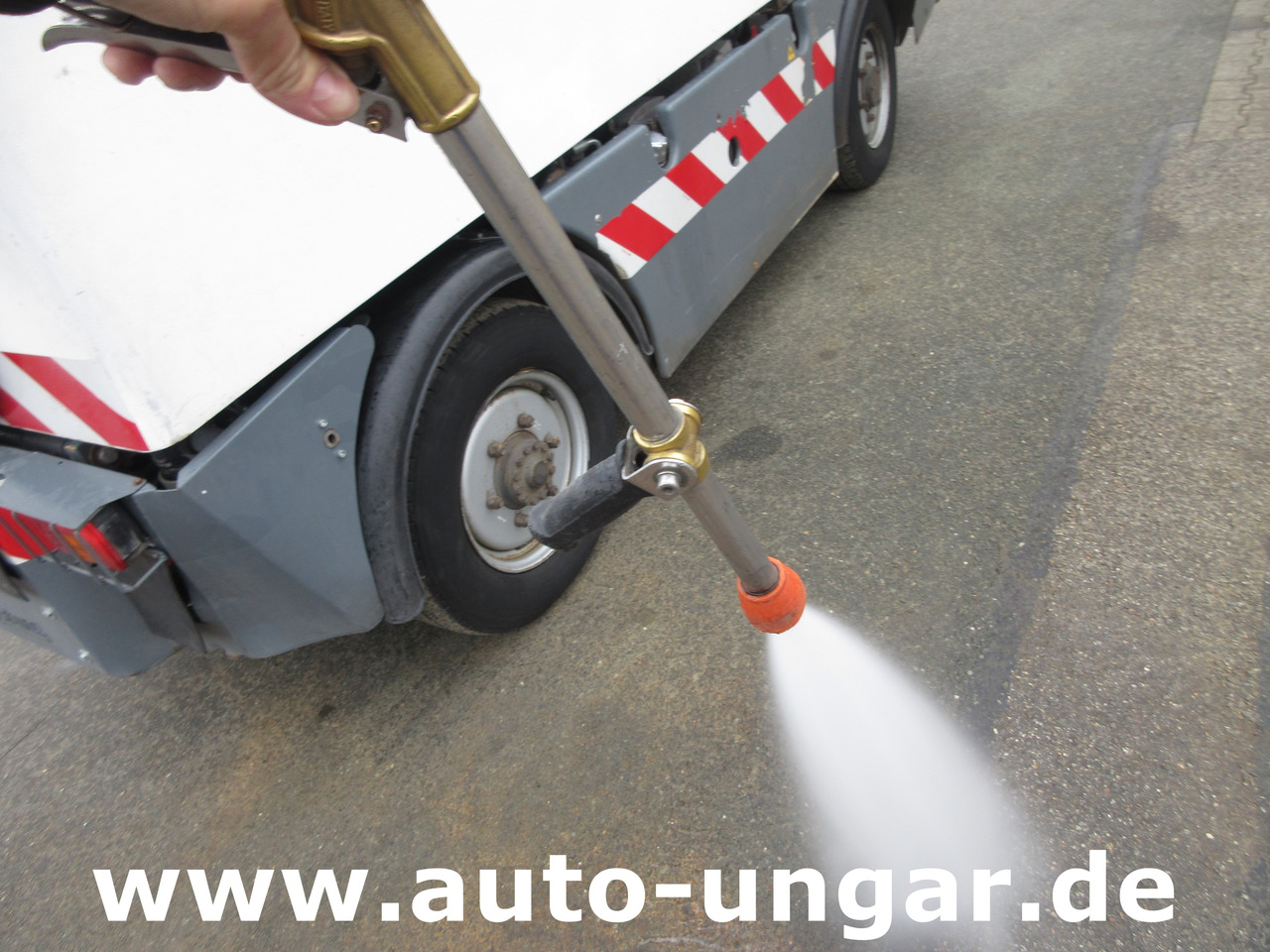 Namjenska/ Posebna vozila BOSCHUNG L3 Laveuse Kärcher Baujahr 2015 mit Hochdruckreiniger am Heck: slika Namjenska/ Posebna vozila BOSCHUNG L3 Laveuse Kärcher Baujahr 2015 mit Hochdruckreiniger am Heck