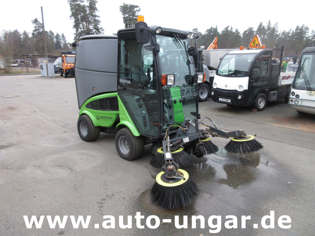 Nilfisk CR 2250 Egholm Bj. 2015 Kehrmaschine 4x4 Perkins Diesel Knicklenkung - Cestovna čistilica: slika Nilfisk CR 2250 Egholm Bj. 2015 Kehrmaschine 4x4 Perkins Diesel Knicklenkung - Cestovna čistilica Nilfisk CR 2250 Egholm Bj. 2015 Kehrmaschine 4x4 Perkins Diesel Knicklenkung - Cestovna čistilica: slika Nilfisk CR 2250 Egholm Bj. 2015 Kehrmaschine 4x4 Perkins Diesel Knicklenkung - Cestovna čistilica
