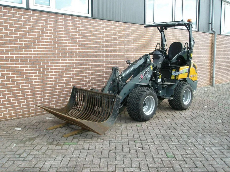 Giant G2200E - Kompaktni utovarivač gusjeničar: slika Giant G2200E - Kompaktni utovarivač gusjeničar Giant G2200E - Kompaktni utovarivač gusjeničar: slika Giant G2200E - Kompaktni utovarivač gusjeničar