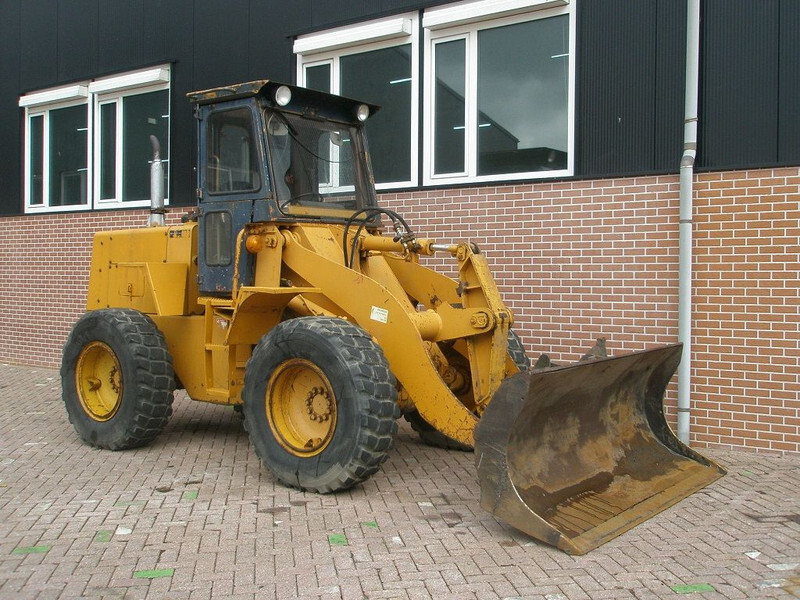 Komatsu W40-2 - Utovarivač na kotačima: slika Komatsu W40-2 - Utovarivač na kotačima Komatsu W40-2 - Utovarivač na kotačima: slika Komatsu W40-2 - Utovarivač na kotačima
