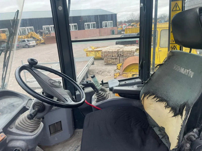 Komatsu WA250-5 - Utovarivač na kotačima: slika Komatsu WA250-5 - Utovarivač na kotačima Komatsu WA250-5 - Utovarivač na kotačima: slika Komatsu WA250-5 - Utovarivač na kotačima
