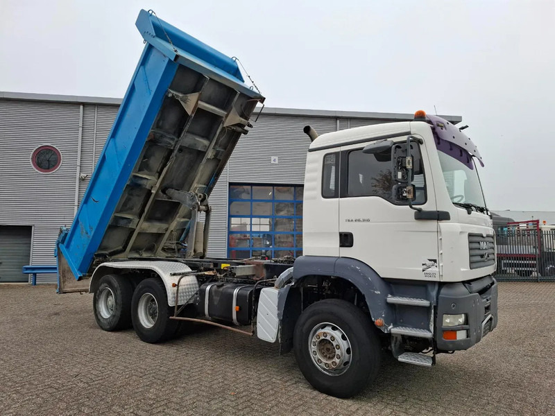 MAN TGS 26.310 / 6X4 / 2XBIG AXLE / 2SIDE TIPPER / ONLY:545423 KM / TUV:06-05-2026 / FULL-STEEL / AIRCO / MANUAL / EURO-4 / 2005 - Kiper: slika MAN TGS 26.310 / 6X4 / 2XBIG AXLE / 2SIDE TIPPER / ONLY:545423 KM / TUV:06-05-2026 / FULL-STEEL / AIRCO / MANUAL / EURO-4 / 2005 - Kiper MAN TGS 26.310 / 6X4 / 2XBIG AXLE / 2SIDE TIPPER / ONLY:545423 KM / TUV:06-05-2026 / FULL-STEEL / AIRCO / MANUAL / EURO-4 / 2005 - Kiper: slika MAN TGS 26.310 / 6X4 / 2XBIG AXLE / 2SIDE TIPPER / ONLY:545423 KM / TUV:06-05-2026 / FULL-STEEL / AIRCO / MANUAL / EURO-4 / 2005 - Kiper