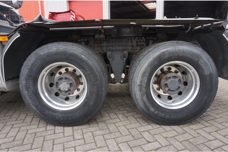 Interior photo 1: Kamion šumar, Kamion s kranom Volvo FH16-750 / ENGINE RUNNING / 6x4 / RETARDER / BIG AXLE / VEB+ / PALFINGER FD250 / EURO-6 / 2016