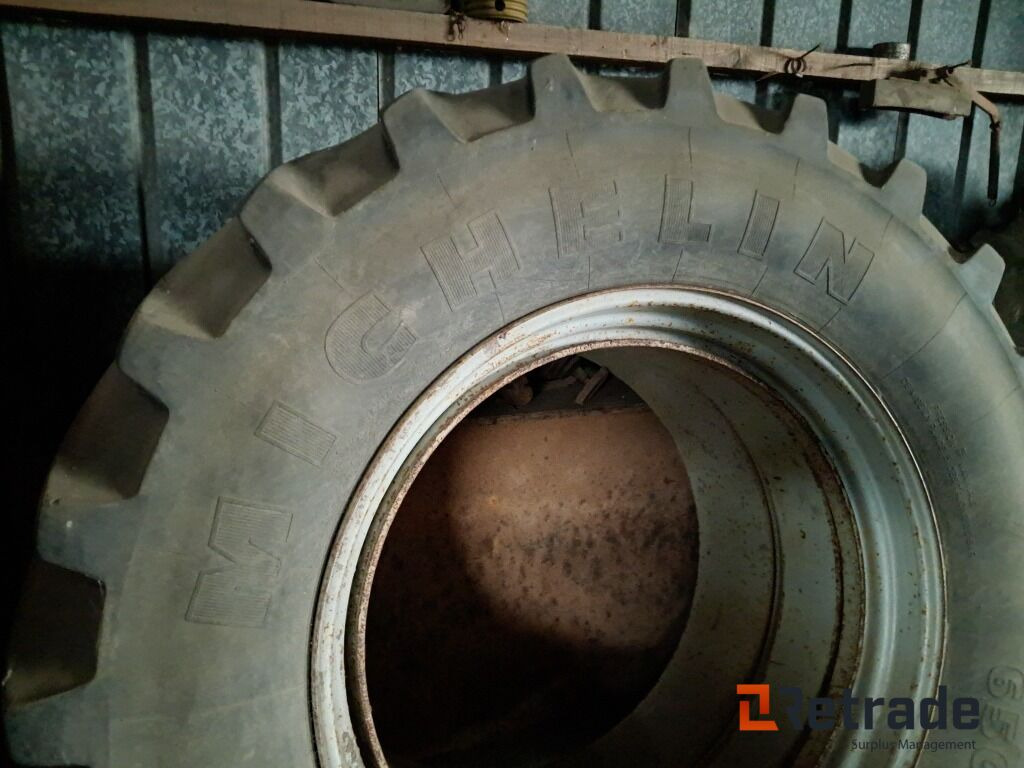 2 tvillingehjul fra Michelin 650/65 R42 M 108 - Građevinska oprema: slika 2 tvillingehjul fra Michelin 650/65 R42 M 108 - Građevinska oprema 2 tvillingehjul fra Michelin 650/65 R42 M 108 - Građevinska oprema: slika 2 tvillingehjul fra Michelin 650/65 R42 M 108 - Građevinska oprema