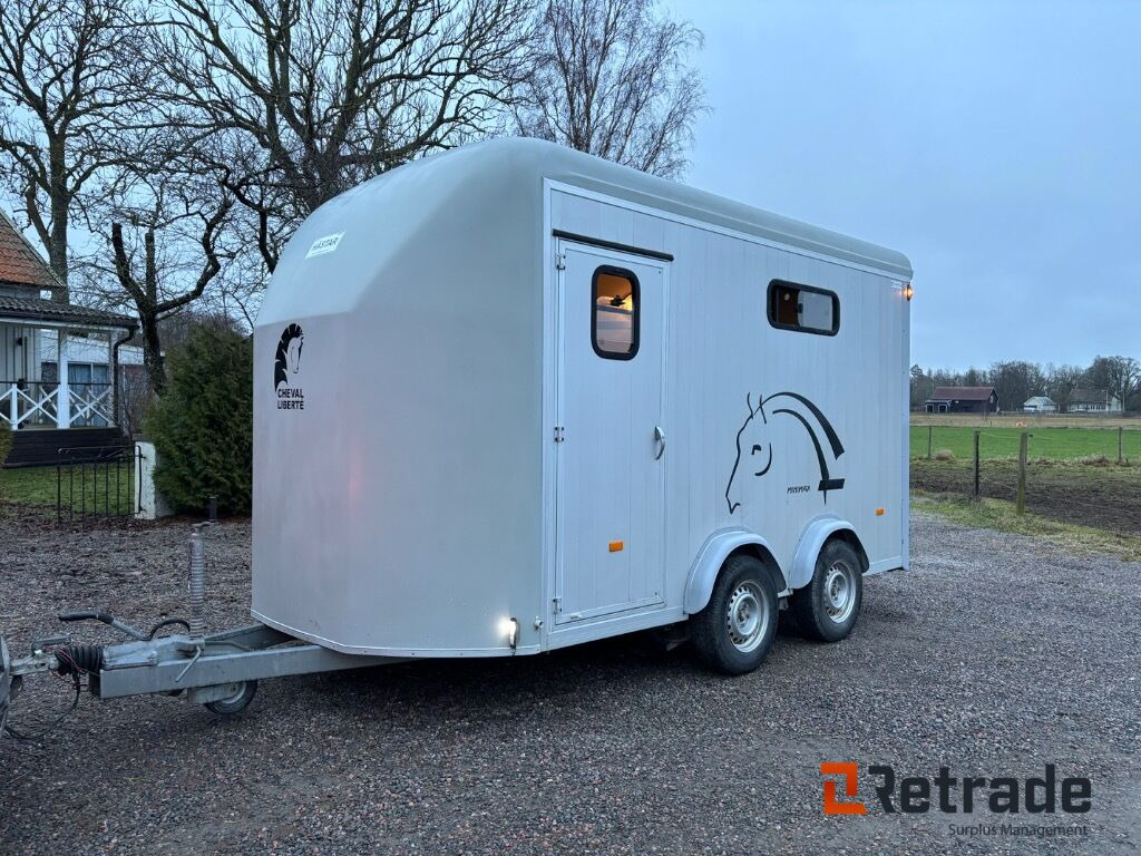 Hästtransport 3 hästars med Fronturlastning , combi ramp, stor sadelkammare - Prikolica za konje: slika Hästtransport 3 hästars med Fronturlastning , combi ramp, stor sadelkammare - Prikolica za konje Hästtransport 3 hästars med Fronturlastning , combi ramp, stor sadelkammare - Prikolica za konje: slika Hästtransport 3 hästars med Fronturlastning , combi ramp, stor sadelkammare - Prikolica za konje