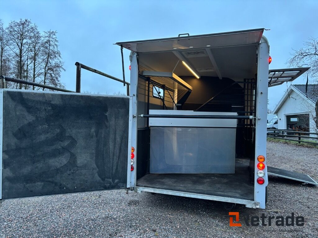 Hästtransport 3 hästars med Fronturlastning , combi ramp, stor sadelkammare - Prikolica za konje: slika Hästtransport 3 hästars med Fronturlastning , combi ramp, stor sadelkammare - Prikolica za konje Hästtransport 3 hästars med Fronturlastning , combi ramp, stor sadelkammare - Prikolica za konje: slika Hästtransport 3 hästars med Fronturlastning , combi ramp, stor sadelkammare - Prikolica za konje