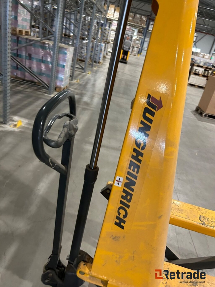Jekke tralle fra Jungheinrich AX 10 - Paletni viličar: slika Jekke tralle fra Jungheinrich AX 10 - Paletni viličar Jekke tralle fra Jungheinrich AX 10 - Paletni viličar: slika Jekke tralle fra Jungheinrich AX 10 - Paletni viličar