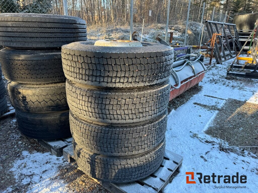 Parti med däck och fälg Volvo lastbil - Kompletan kotač za Kamion: slika Parti med däck och fälg Volvo lastbil - Kompletan kotač za Kamion Parti med däck och fälg Volvo lastbil - Kompletan kotač za Kamion: slika Parti med däck och fälg Volvo lastbil - Kompletan kotač za Kamion