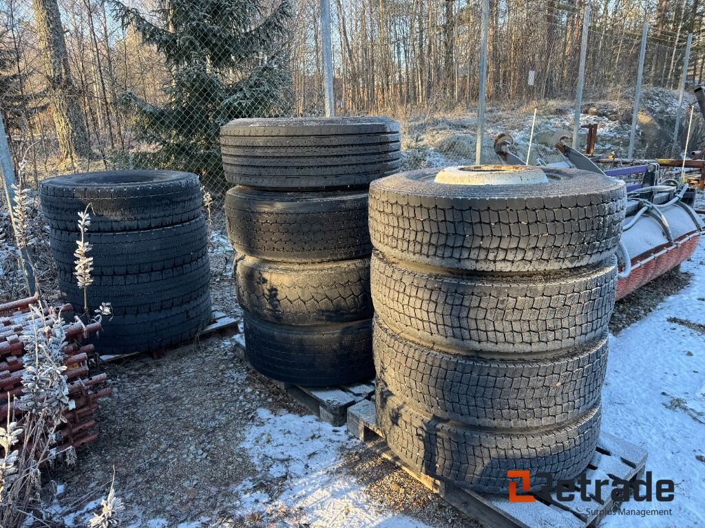 Parti med däck och fälg Volvo lastbil - Kompletan kotač za Kamion: slika Parti med däck och fälg Volvo lastbil - Kompletan kotač za Kamion Parti med däck och fälg Volvo lastbil - Kompletan kotač za Kamion: slika Parti med däck och fälg Volvo lastbil - Kompletan kotač za Kamion