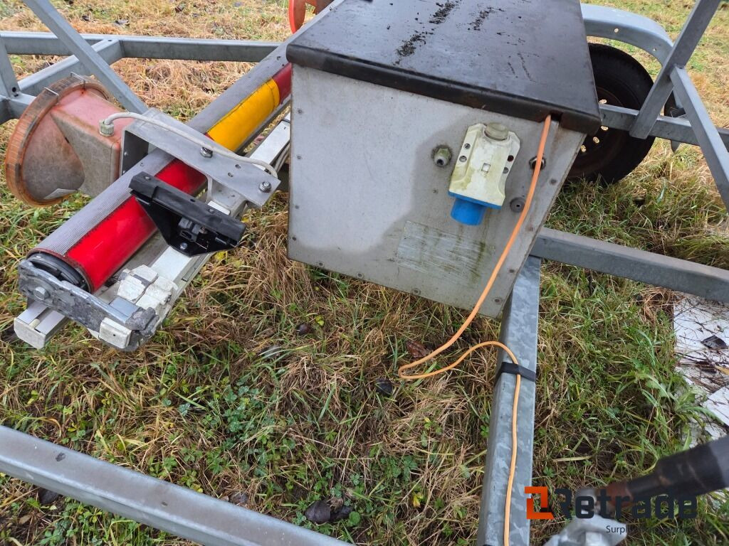 Građevinska oprema Vägskyddsutrustning Avstängningsvagn Med Varningsljus: slika Građevinska oprema Vägskyddsutrustning Avstängningsvagn Med Varningsljus