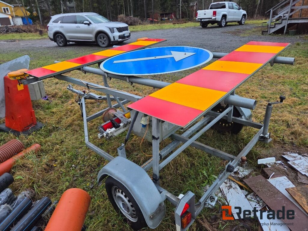 Vägskyddsutrustning Avstängningsvagn Med Varningsljus - Građevinska oprema: slika Vägskyddsutrustning Avstängningsvagn Med Varningsljus - Građevinska oprema Vägskyddsutrustning Avstängningsvagn Med Varningsljus - Građevinska oprema: slika Vägskyddsutrustning Avstängningsvagn Med Varningsljus - Građevinska oprema