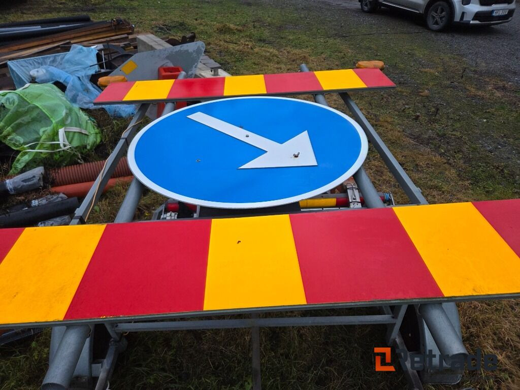 Građevinska oprema Vägskyddsutrustning Avstängningsvagn Med Varningsljus: slika Građevinska oprema Vägskyddsutrustning Avstängningsvagn Med Varningsljus