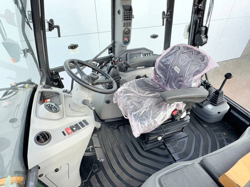 Case 570SV 4WD - 4/1 Bucket / Telescopic Boom / AC - Rovokopač-utovarivač: slika Case 570SV 4WD - 4/1 Bucket / Telescopic Boom / AC - Rovokopač-utovarivač Case 570SV 4WD - 4/1 Bucket / Telescopic Boom / AC - Rovokopač-utovarivač: slika Case 570SV 4WD - 4/1 Bucket / Telescopic Boom / AC - Rovokopač-utovarivač