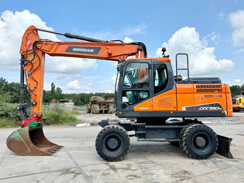Doosan DX190W-5 - German Machine / Triple Boom - Bager na kotačima: slika Doosan DX190W-5 - German Machine / Triple Boom - Bager na kotačima Doosan DX190W-5 - German Machine / Triple Boom - Bager na kotačima: slika Doosan DX190W-5 - German Machine / Triple Boom - Bager na kotačima