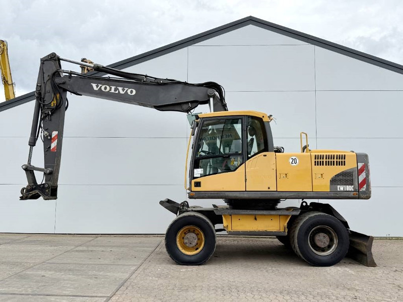 Volvo EW180C - Dutch Machine / Triple Boom - Bager na kotačima: slika Volvo EW180C - Dutch Machine / Triple Boom - Bager na kotačima Volvo EW180C - Dutch Machine / Triple Boom - Bager na kotačima: slika Volvo EW180C - Dutch Machine / Triple Boom - Bager na kotačima