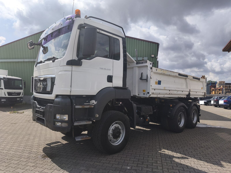MAN TGS 26.400 6x6 GL Meiller Dreiseitenkipper Bordmatik Plane Euro - Kiper: slika MAN TGS 26.400 6x6 GL Meiller Dreiseitenkipper Bordmatik Plane Euro - Kiper MAN TGS 26.400 6x6 GL Meiller Dreiseitenkipper Bordmatik Plane Euro - Kiper: slika MAN TGS 26.400 6x6 GL Meiller Dreiseitenkipper Bordmatik Plane Euro - Kiper