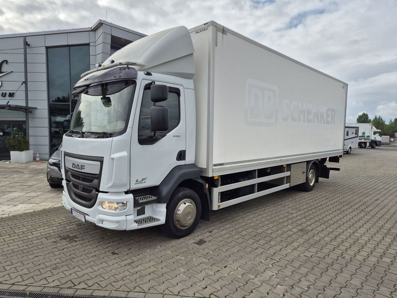 DAF LF 250 FA / Euro 6 / 18 EP / 3 Seats / 1 Owner - Kamion sandučar: slika DAF LF 250 FA / Euro 6 / 18 EP / 3 Seats / 1 Owner - Kamion sandučar DAF LF 250 FA / Euro 6 / 18 EP / 3 Seats / 1 Owner - Kamion sandučar: slika DAF LF 250 FA / Euro 6 / 18 EP / 3 Seats / 1 Owner - Kamion sandučar