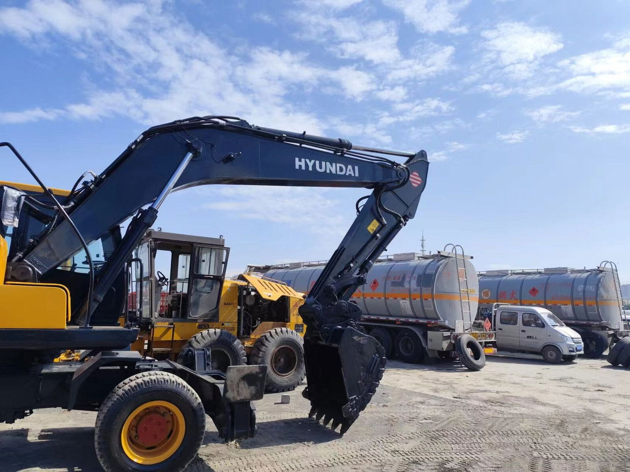 Hyundai R210-7 - Bager na kotačima: slika Hyundai R210-7 - Bager na kotačima Hyundai R210-7 - Bager na kotačima: slika Hyundai R210-7 - Bager na kotačima