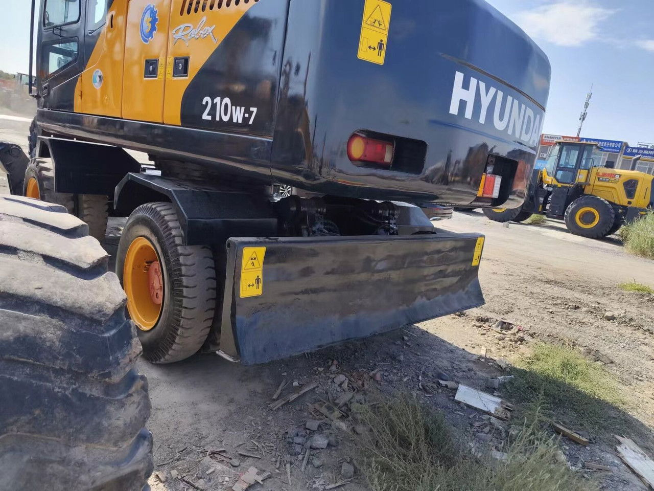 Hyundai R210-7 - Bager na kotačima: slika Hyundai R210-7 - Bager na kotačima Hyundai R210-7 - Bager na kotačima: slika Hyundai R210-7 - Bager na kotačima
