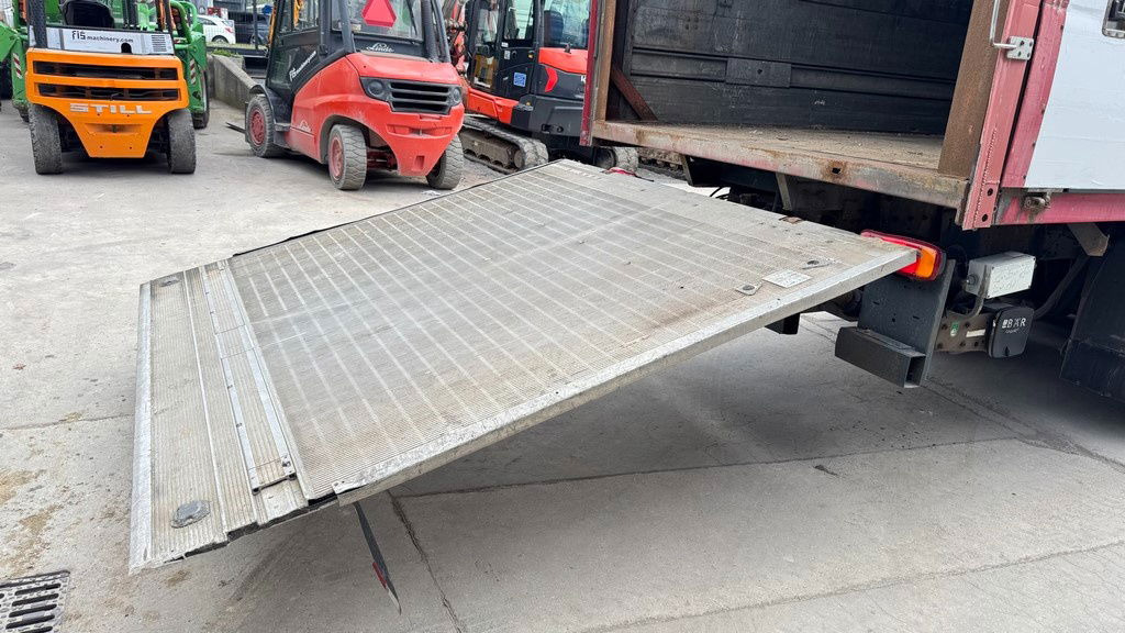 Kamion sandučar MAN TGX 26.440 6x2 box truck - retarder - lifting axle: slika Kamion sandučar MAN TGX 26.440 6x2 box truck - retarder - lifting axle