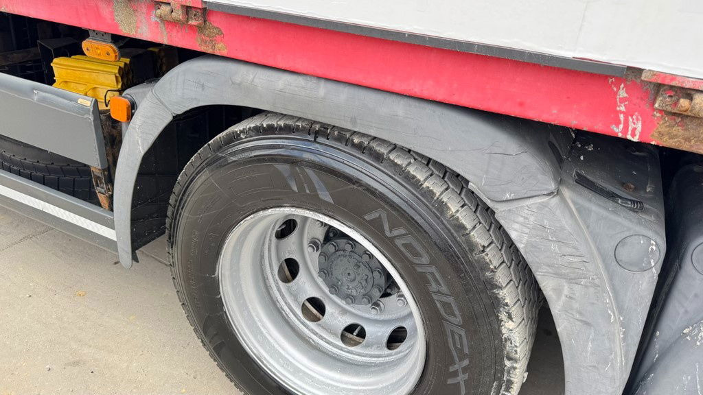 Kamion sandučar MAN TGX 26.440 6x2 box truck - retarder - lifting axle: slika Kamion sandučar MAN TGX 26.440 6x2 box truck - retarder - lifting axle