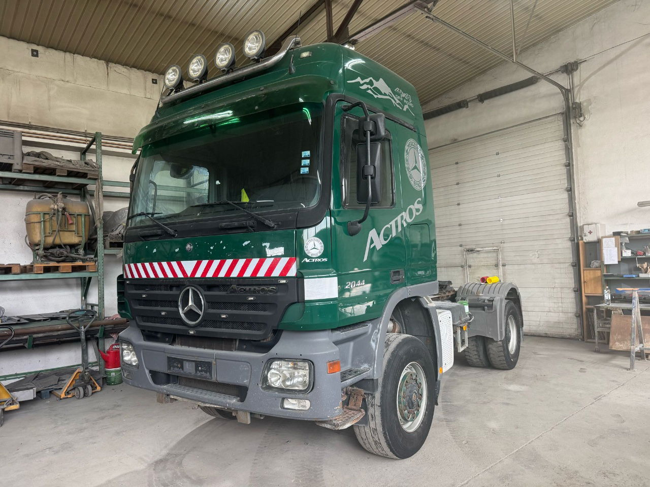 Mercedes-Benz Actros 2044 AS 4x4 tractor unit spring - eps - tipp. hydr. - Tegljač: slika Mercedes-Benz Actros 2044 AS 4x4 tractor unit spring - eps - tipp. hydr. - Tegljač Mercedes-Benz Actros 2044 AS 4x4 tractor unit spring - eps - tipp. hydr. - Tegljač: slika Mercedes-Benz Actros 2044 AS 4x4 tractor unit spring - eps - tipp. hydr. - Tegljač