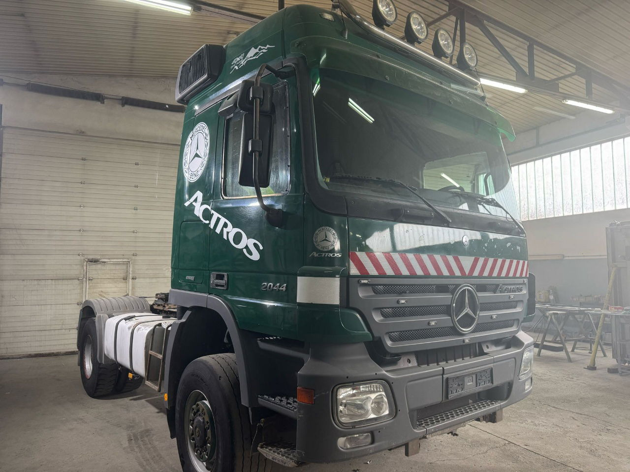 Mercedes-Benz Actros 2044 AS 4x4 tractor unit spring - eps - tipp. hydr. - Tegljač: slika Mercedes-Benz Actros 2044 AS 4x4 tractor unit spring - eps - tipp. hydr. - Tegljač Mercedes-Benz Actros 2044 AS 4x4 tractor unit spring - eps - tipp. hydr. - Tegljač: slika Mercedes-Benz Actros 2044 AS 4x4 tractor unit spring - eps - tipp. hydr. - Tegljač