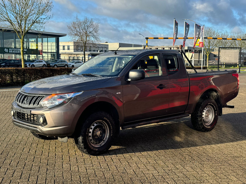 Mitsubishi L200 4*4 airco - Pick-up: slika Mitsubishi L200 4*4 airco - Pick-up Mitsubishi L200 4*4 airco - Pick-up: slika Mitsubishi L200 4*4 airco - Pick-up