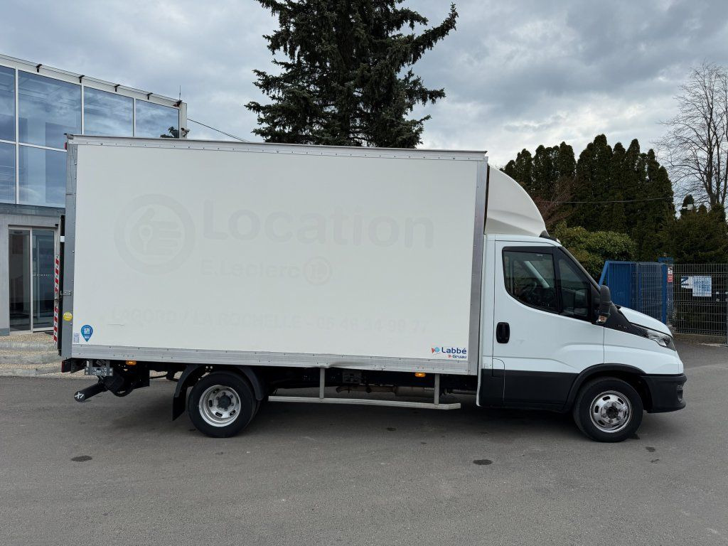Iveco 35C16 Daily 3,0l - Dostavno vozilo sa zatvorenim sandukom: slika Iveco 35C16 Daily 3,0l - Dostavno vozilo sa zatvorenim sandukom Iveco 35C16 Daily 3,0l - Dostavno vozilo sa zatvorenim sandukom: slika Iveco 35C16 Daily 3,0l - Dostavno vozilo sa zatvorenim sandukom