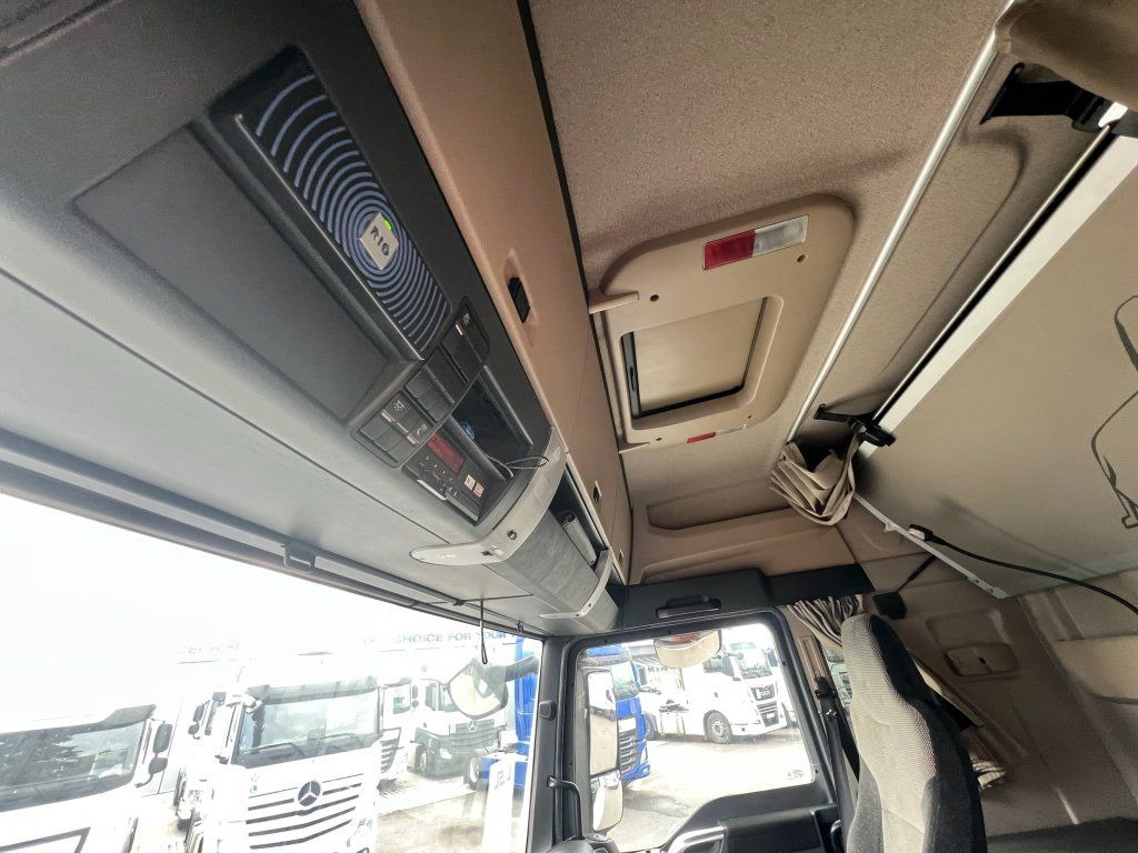 Tegljač MAN TGX18.500 MEGA/lowdeck: slika Tegljač MAN TGX18.500 MEGA/lowdeck