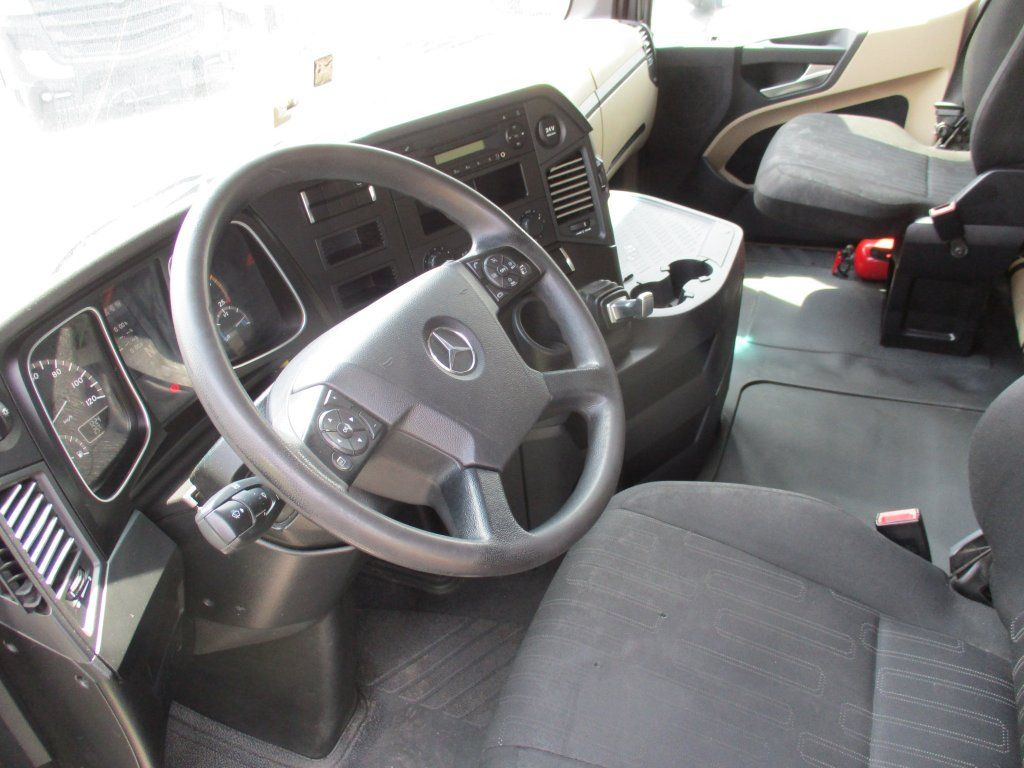 Tegljač Mercedes-Benz 1845 Actros EURO 6 MEGA/lowdeck: slika Tegljač Mercedes-Benz 1845 Actros EURO 6 MEGA/lowdeck