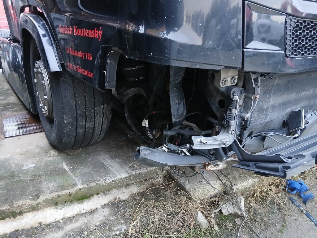 Scania R450 MEGA/lowdeck Unfall / damage - Tegljač: slika Scania R450 MEGA/lowdeck Unfall / damage - Tegljač Scania R450 MEGA/lowdeck Unfall / damage - Tegljač: slika Scania R450 MEGA/lowdeck Unfall / damage - Tegljač