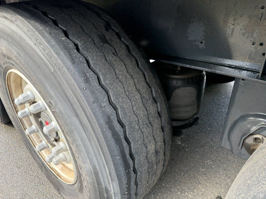 Wielton NS3F - Poluprikolica sa zatvorenim sandukom: slika Wielton NS3F - Poluprikolica sa zatvorenim sandukom Wielton NS3F - Poluprikolica sa zatvorenim sandukom: slika Wielton NS3F - Poluprikolica sa zatvorenim sandukom