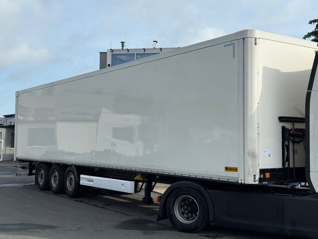 Wielton NS3F - Poluprikolica sa zatvorenim sandukom: slika Wielton NS3F - Poluprikolica sa zatvorenim sandukom Wielton NS3F - Poluprikolica sa zatvorenim sandukom: slika Wielton NS3F - Poluprikolica sa zatvorenim sandukom