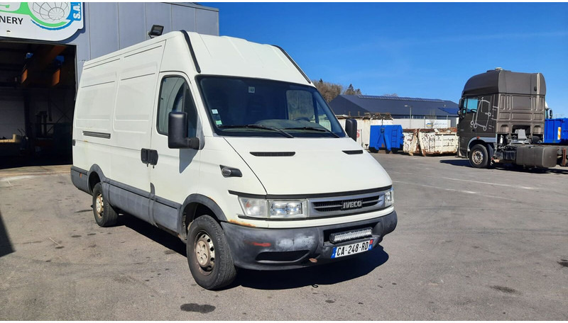 Iveco Daily 35S12 - Furgon: slika Iveco Daily 35S12 - Furgon Iveco Daily 35S12 - Furgon: slika Iveco Daily 35S12 - Furgon