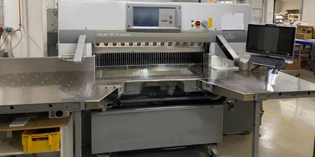 Large sized cutting system Polar 137 XT-AT with stacking lifter, automatic vibrator, scale and optional unloader - Stroj za rezanje papira: slika Large sized cutting system Polar 137 XT-AT with stacking lifter, automatic vibrator, scale and optional unloader - Stroj za rezanje papira Large sized cutting system Polar 137 XT-AT with stacking lifter, automatic vibrator, scale and optional unloader - Stroj za rezanje papira: slika Large sized cutting system Polar 137 XT-AT with stacking lifter, automatic vibrator, scale and optional unloader - Stroj za rezanje papira